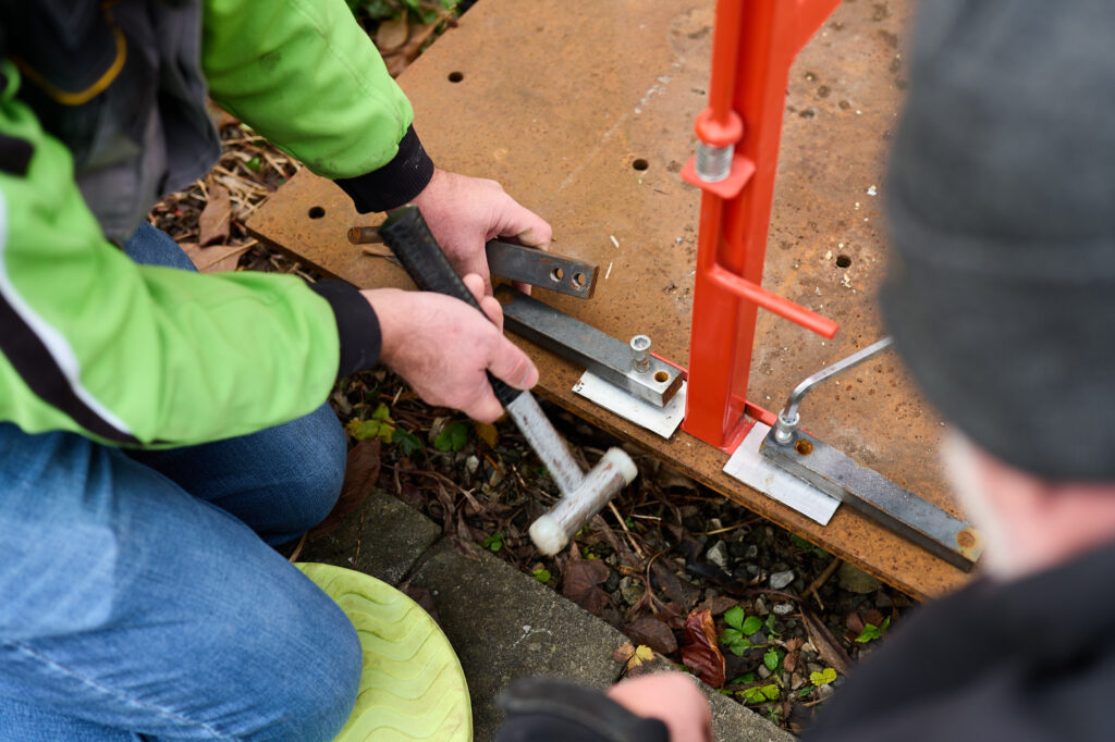 Hubert Dobler stellt seine Skulptur Tango1 in der Galerie Fritz in Dornbirn aus.