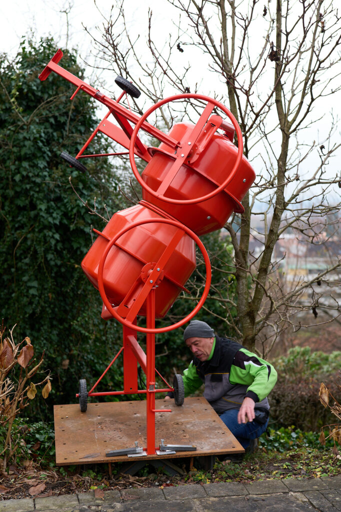 Hubert Dobler stellt seine Skulptur Tango1 in der Galerie Fritz in Dornbirn aus.