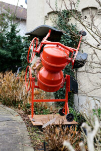 Hubert Dobler mit seiner Skulptur Tango1