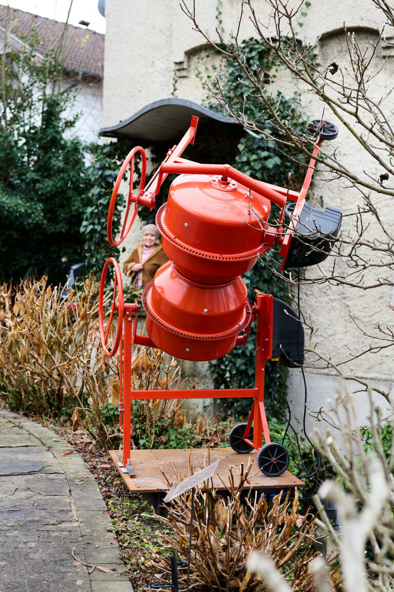 Hubert Dobler mit seiner Skulptur Tango1