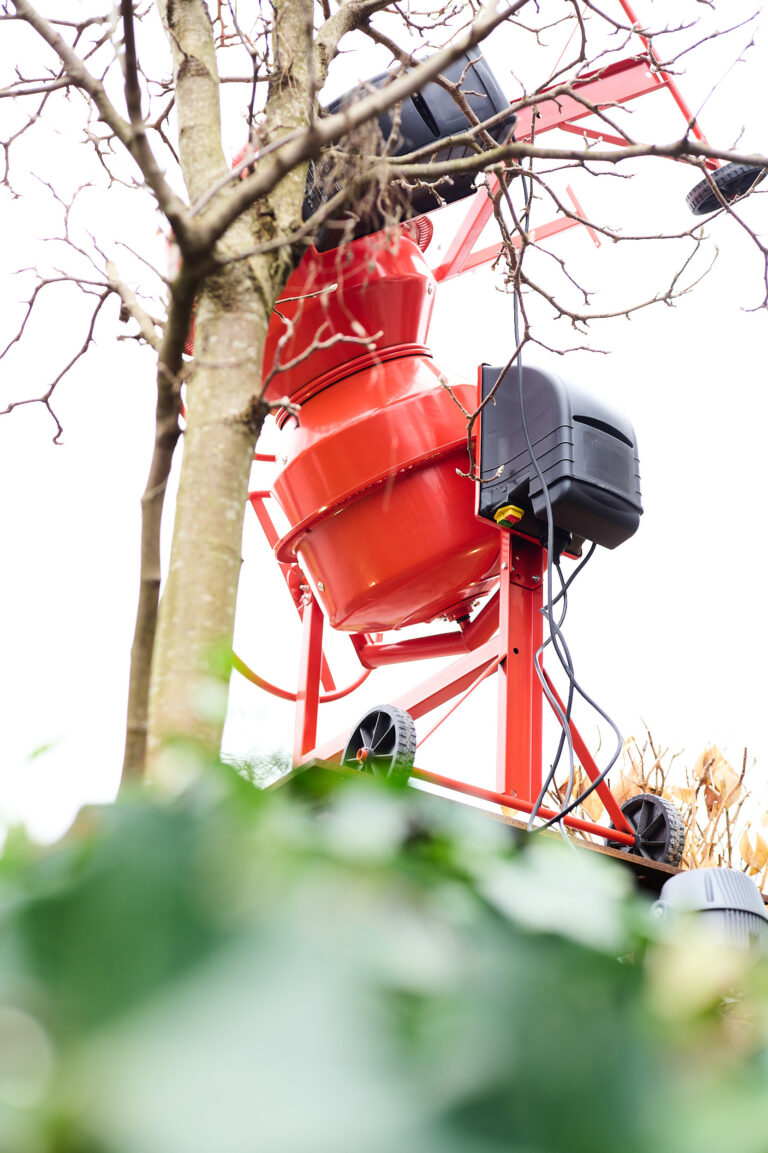 Hubert Dobler stellt seine Skulptur Tango1 in der Galerie Fritz in Dornbirn aus.