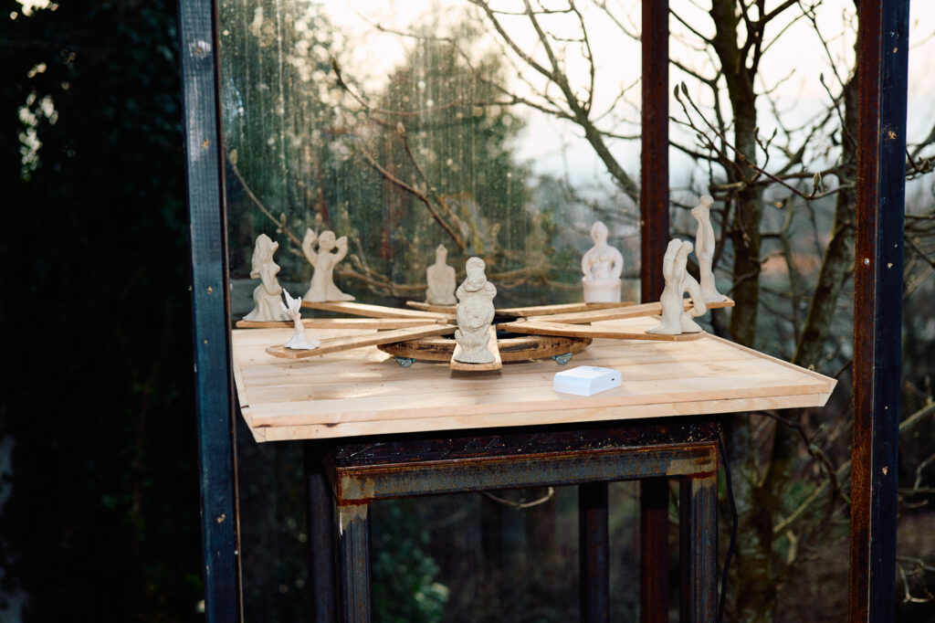 Claudia Mang mit ihrer Jodel Installation in der Galerie Fritz