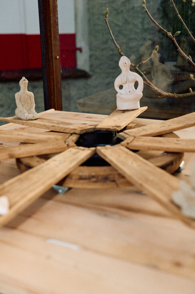 Claudia Mang mit ihrer Jodel Installation in der Galerie Fritz