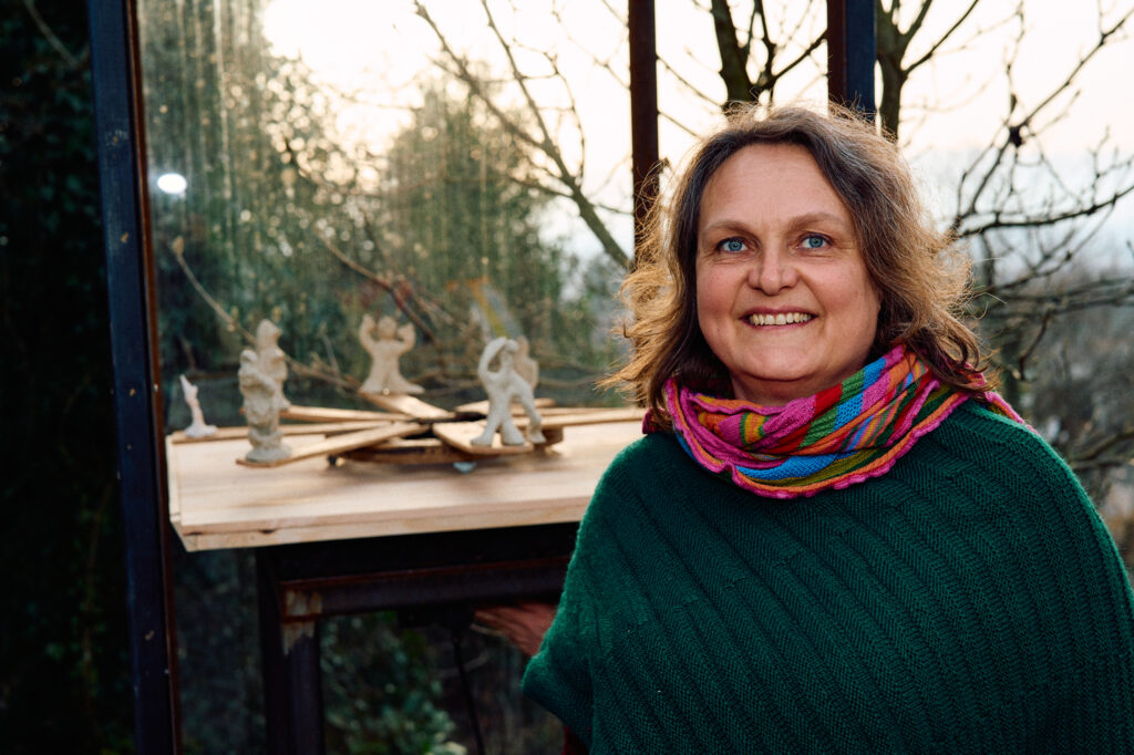 Claudia Mang mit ihrer Jodel Installation in der Galerie Fritz