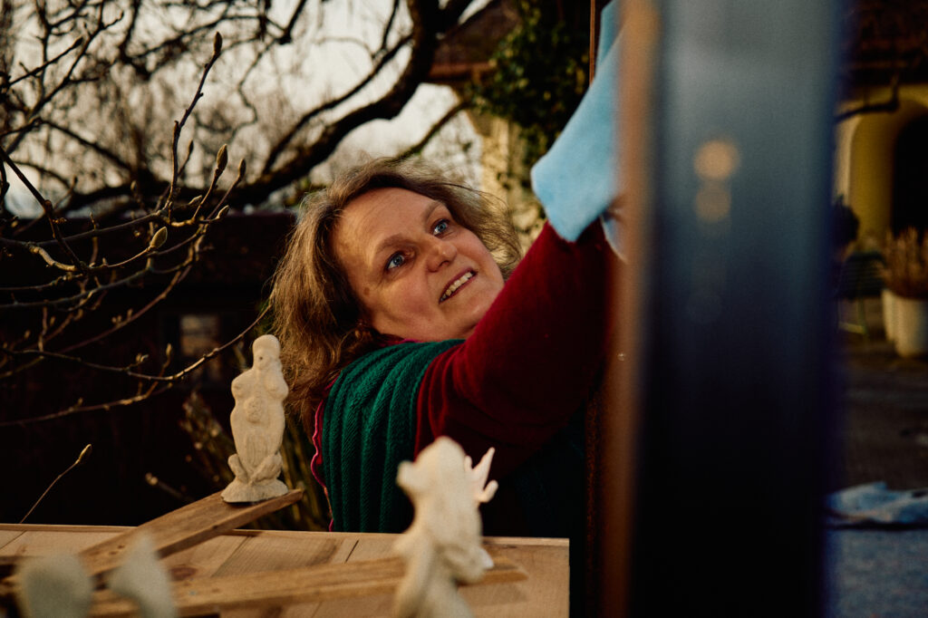 Claudia Mang mit ihrer Jodel Installation in der Galerie Fritz